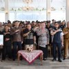 Bupati Kuningan berfoto bersama usai memberikan kompensasi kepada para kusir delman. Bupati Kuningan berfoto bersama usai memberikan kompensasi kepada para kusir delman.